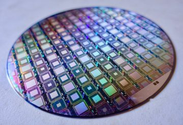 File:A Wafer of the Latest D-Wave Quantum Computers (39188583425).jpg
